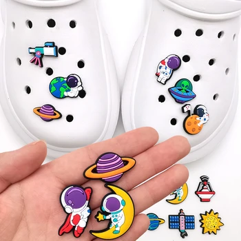 гореща продажба 1бр PVC астронавт аксесоари за Crocs Charms значка жени сабо катарама детски щифтове обувки декорация дънки парти услуги